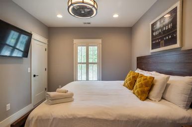 12 South Nashville Group Home - Sleeps 12, Walk to It All image 14