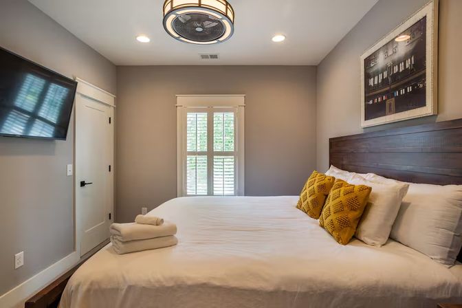 12 South Nashville Group Home - Sleeps 12, Walk to It All image 14