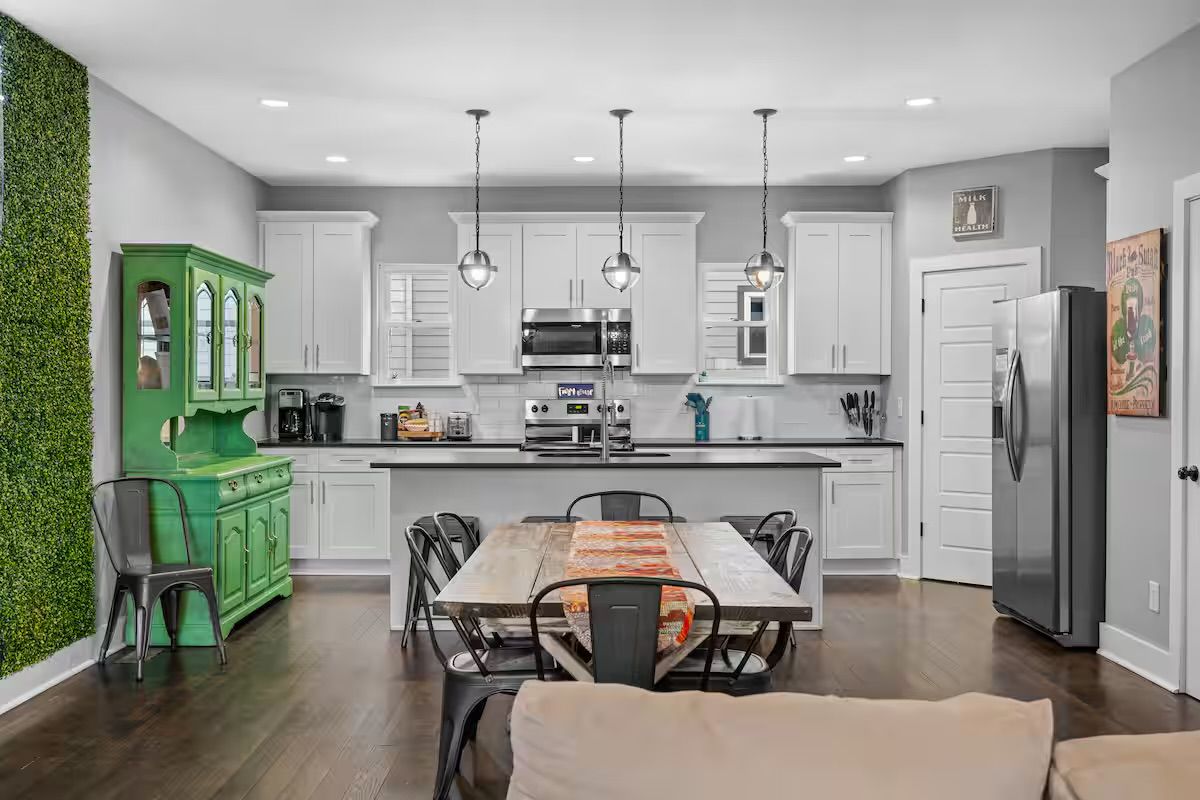 Strut & Strum: Stylish East Nashville Stay Near Broadway image 2