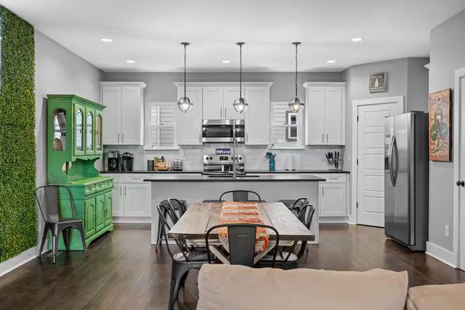 Strut & Strum: Stylish East Nashville Stay Near Broadway image 2