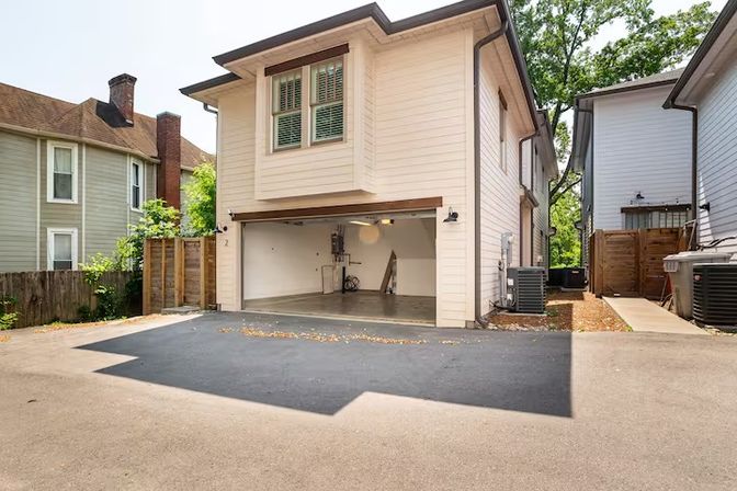 12 South Nashville Group Home - Sleeps 12, Walk to It All image 10