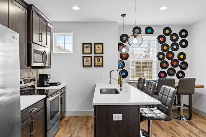 Spinnin’ Pretty + The Record Room: 2 Homes Near Broadway (Sleeps 20) image 16
