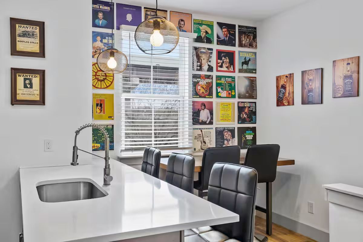 Spinnin’ Pretty + The Record Room: 2 Homes Near Broadway (Sleeps 20) image 3