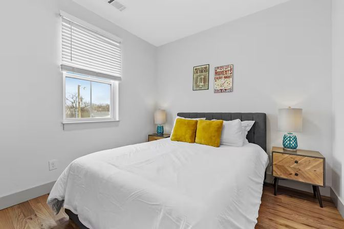 Spinnin’ Pretty + The Record Room: 2 Homes Near Broadway (Sleeps 20) image 5