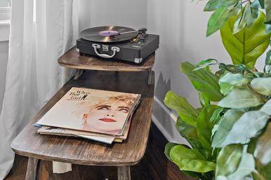 Strut & Strum: Stylish East Nashville Stay Near Broadway image 7