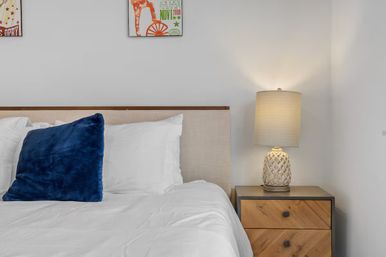 Spinnin’ Pretty + The Record Room: 2 Homes Near Broadway (Sleeps 20) image 10