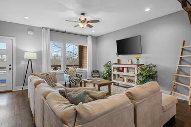 Strut & Strum: Stylish East Nashville Stay Near Broadway image 5