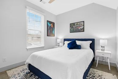 Spinnin’ Pretty + The Record Room: 2 Homes Near Broadway (Sleeps 20) image 9