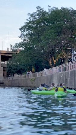 Urban Kayaks: 2hr Chicago Historic Tour image 3