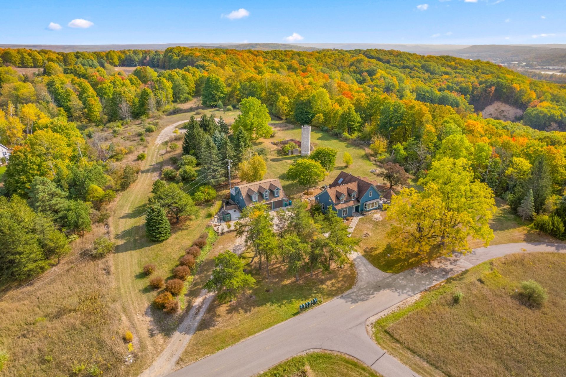 "Farmhouse 1918" Grand Retreat for 12p-LakeViews image 2