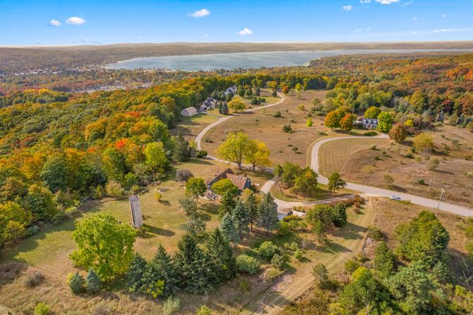 "Farmhouse 1918" Grand Retreat for 12p-LakeViews image 7