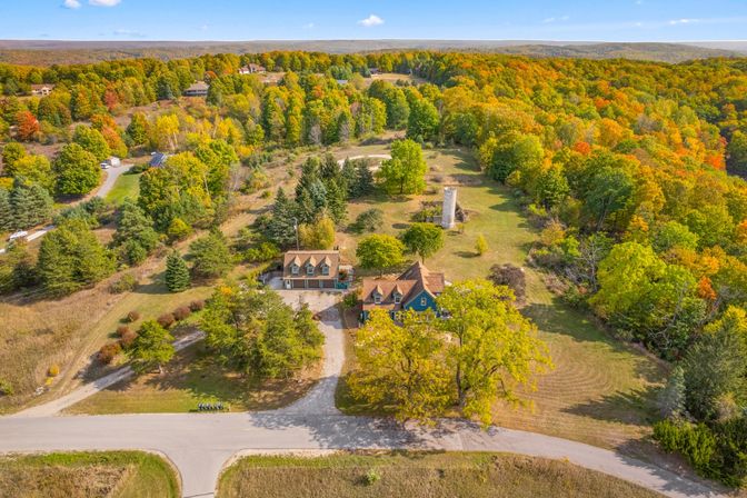 "Farmhouse 1918" Grand Retreat for 12p-LakeViews image 3