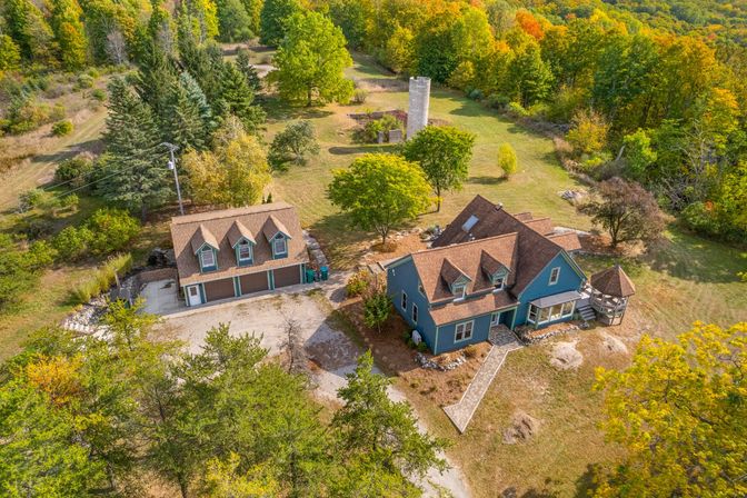 "Farmhouse 1918" Grand Retreat for 12p-LakeViews image 1