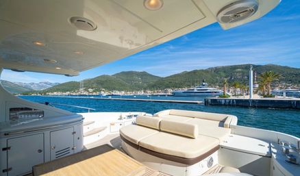 Private Skyline Cruise: Chicago’s Most Luxurious Yacht Experience image 8