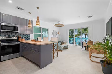 Emerald Wave Beachfront Estate: 10 Bedrooms with Pool & Private Beach Access image 25