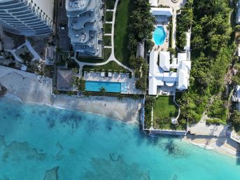 Cable Beach Penthouse: 6 bedrooms in Beachfront Condo with Pool + Beach image 25