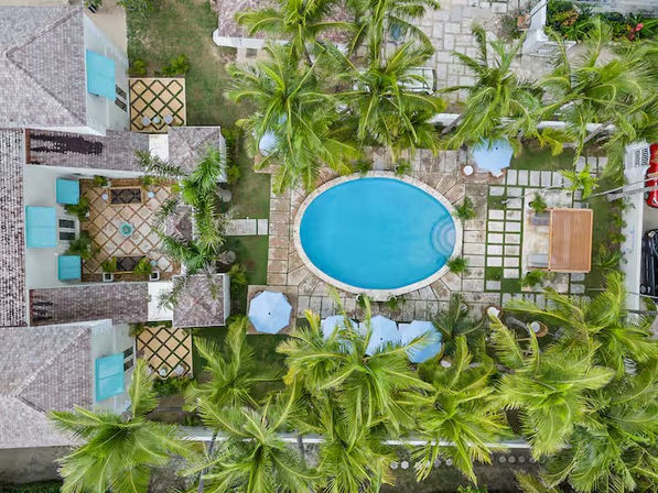 Emerald Wave Beachfront Estate: 10 Bedrooms with Pool & Private Beach Access image 6