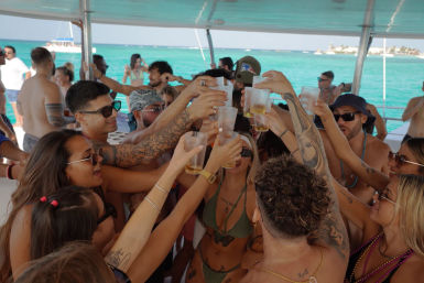 Isla Mujeres Cruise with Beach Club, Snorkel + Open Bar image 5