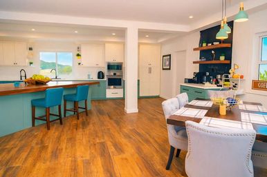 The Rising Sun Villa: Luxury Rental with with Infinity Pool, Hot Tub & City Views image 11