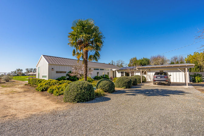 Serene & Relaxing Acacia Farmhouse image 79