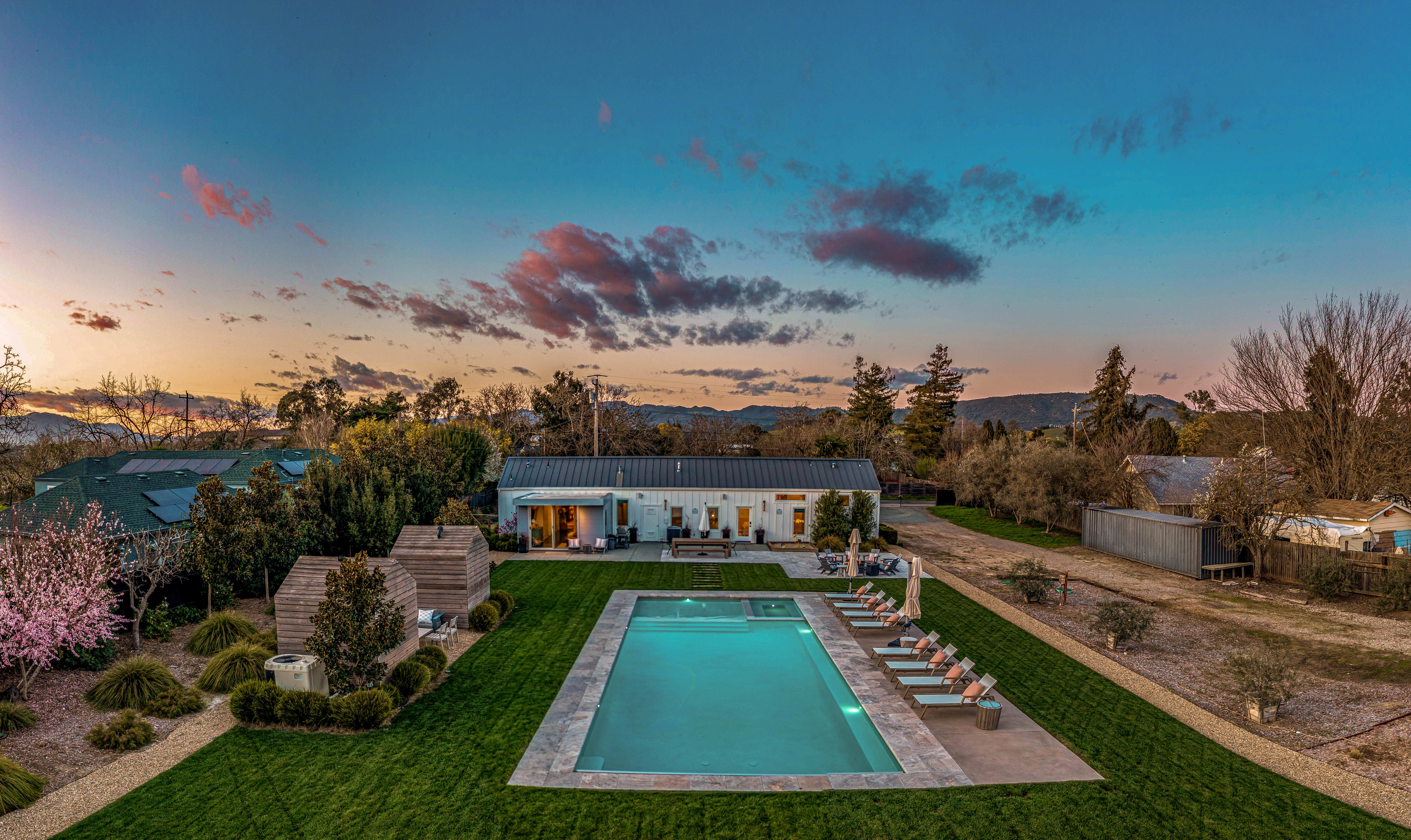 Serene & Relaxing Acacia Farmhouse image 1