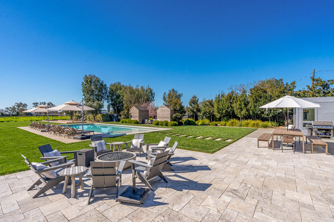 Serene & Relaxing Acacia Farmhouse image 89