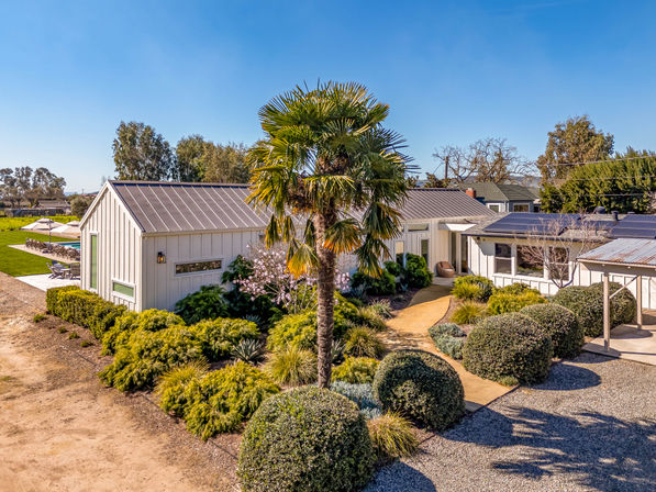 Serene & Relaxing Acacia Farmhouse image 76