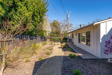 Serene & Relaxing Acacia Farmhouse image 98