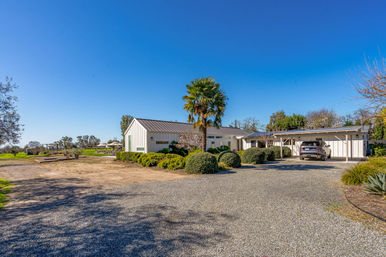 Serene & Relaxing Acacia Farmhouse image 78