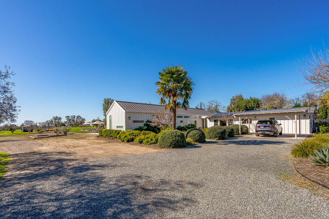 Serene & Relaxing Acacia Farmhouse image 78