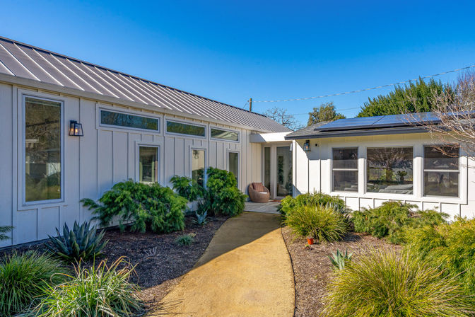 Serene & Relaxing Acacia Farmhouse image 82