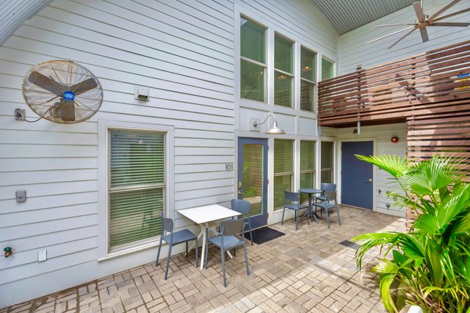 The Moon Bywater: Contemporary Poolside Retreat in Historic Bywater image 8