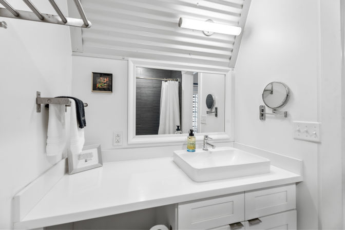 The Moon Bywater: Contemporary Poolside Retreat in Historic Bywater image 26