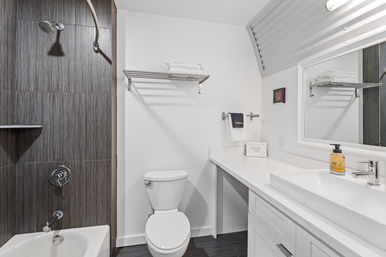 The Moon Bywater: Contemporary Poolside Retreat in Historic Bywater image 44