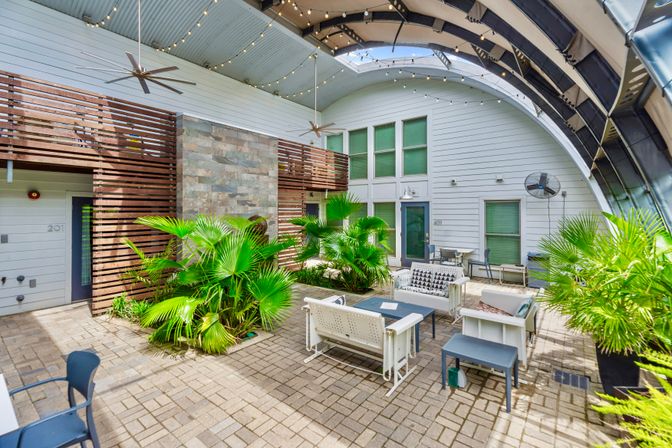 The Moon Bywater: Contemporary Poolside Retreat in Historic Bywater image 5