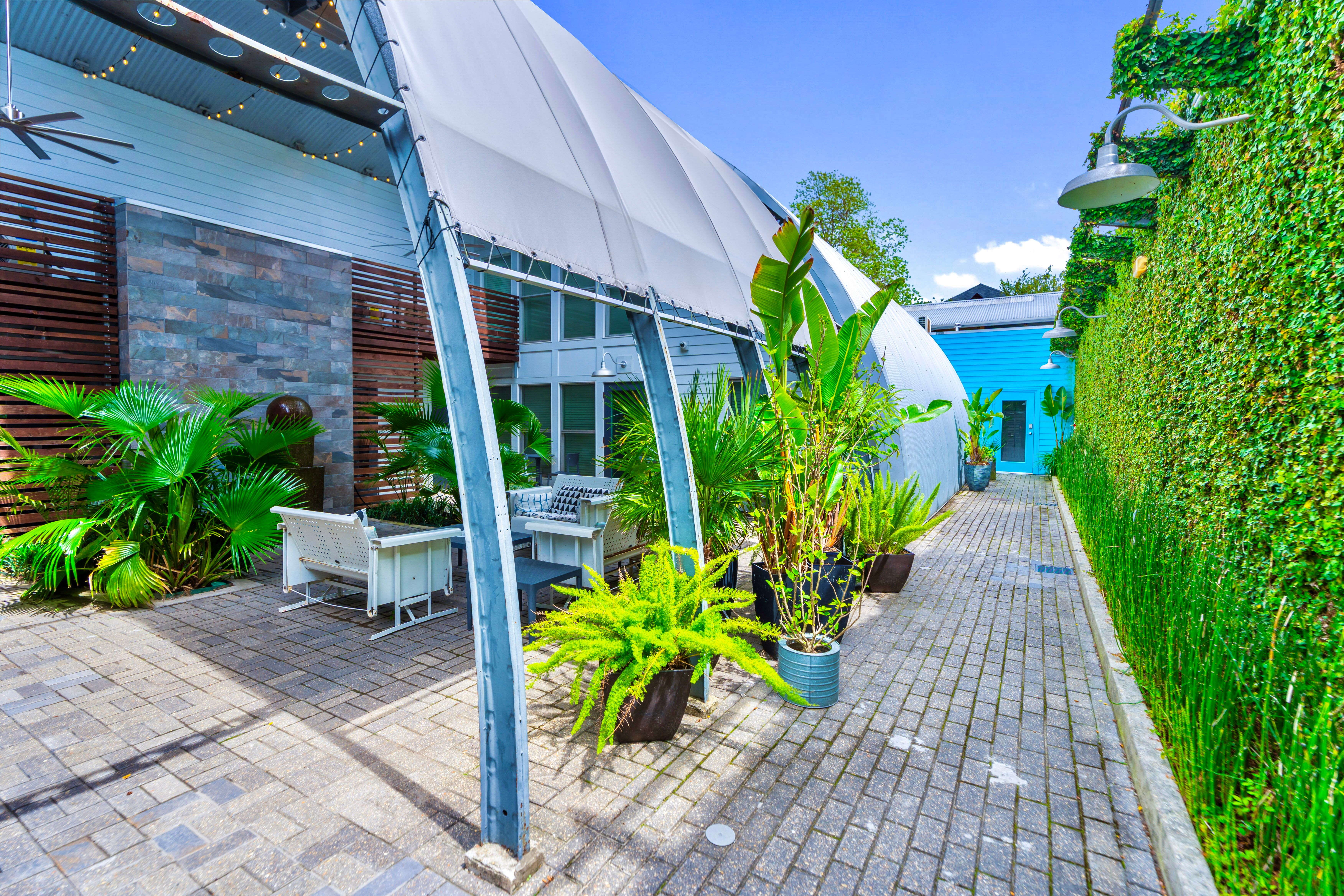The Moon Bywater: Contemporary Poolside Retreat in Historic Bywater image 4