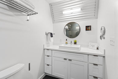 The Moon Bywater: Contemporary Poolside Retreat in Historic Bywater image 16