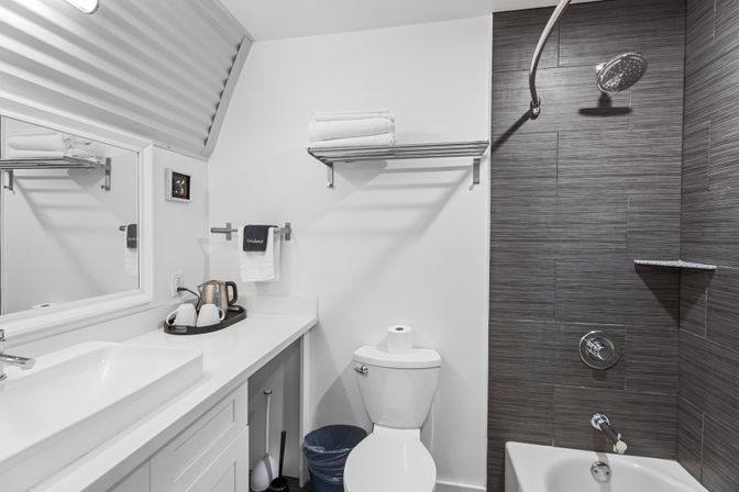 The Moon Bywater: Contemporary Poolside Retreat in Historic Bywater image 33