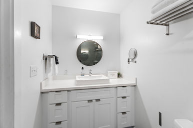 The Moon Bywater: Contemporary Poolside Retreat in Historic Bywater image 42