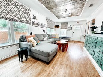 Walk to Schlitterbahn & River - Group Getaway Spot image 2