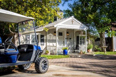 Zink Haus - The Ultimate Downtown NB Stay - Sleeps 16 image 5