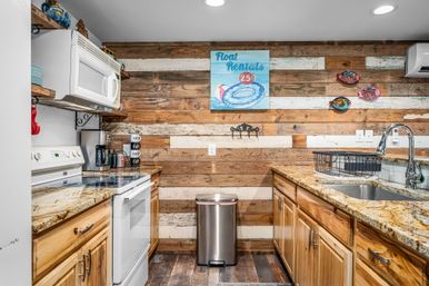 Blue Sky On the Comal - Sleeps 12 - Riverfront image 10