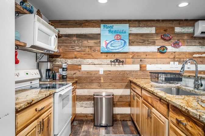 Blue Sky On the Comal - Sleeps 12 - Riverfront image 10