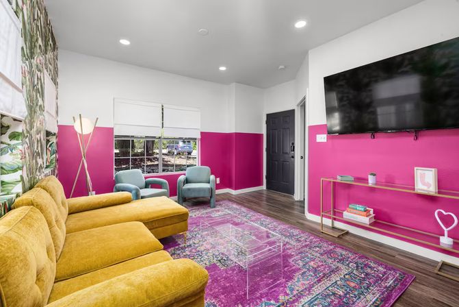 Parton My Wanderlust: 2BR Dolly Inspired Riverfront Retreat image 10