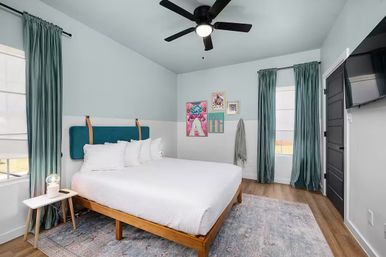Jolene After Midnight: Taylor & Dolly Inspired 4BR Stay on the Guadalupe River - New Braunfels, Texas image 6