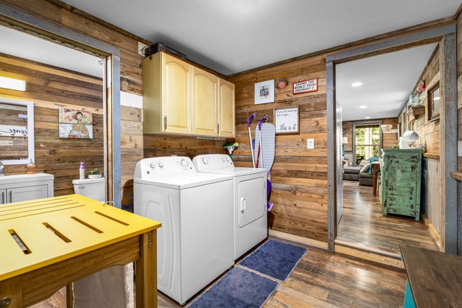 Blue Sky On the Comal - Sleeps 12 - Riverfront image 13