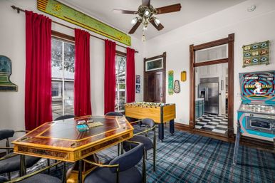 Zink Haus - The Ultimate Downtown NB Stay - Sleeps 16 - New Braunfels, TX image 32