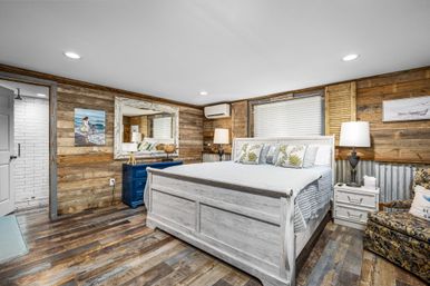 Blue Sky On the Comal - Sleeps 12 - Riverfront image 11