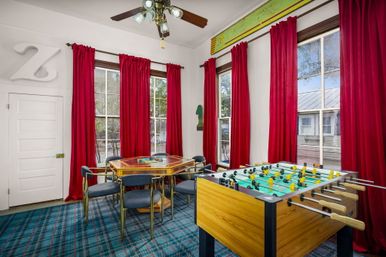 Zink Haus - The Ultimate Downtown NB Stay - Sleeps 16 - New Braunfels, TX image 33