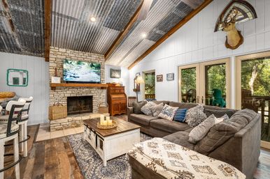 Blue Sky On the Comal - Sleeps 12 - Riverfront image 17